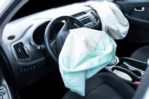 Airbag explodoval v aute po nehode.