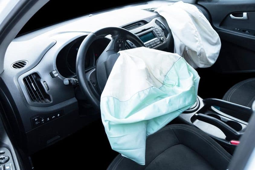 Airbag explodoval v aute po nehode.