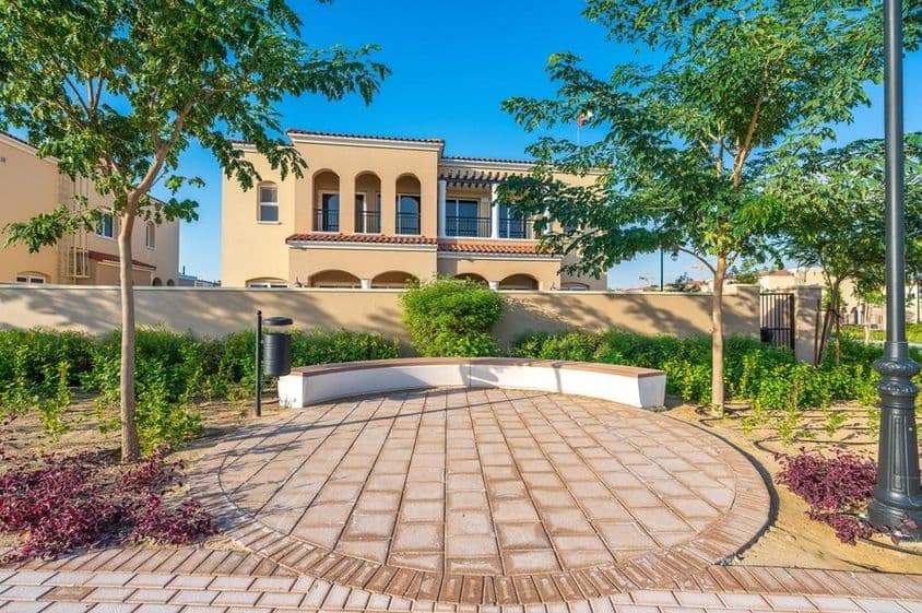 Detské ihrisko a športová zóna v komunitnom areáli Serena Villa v Dubai Land.