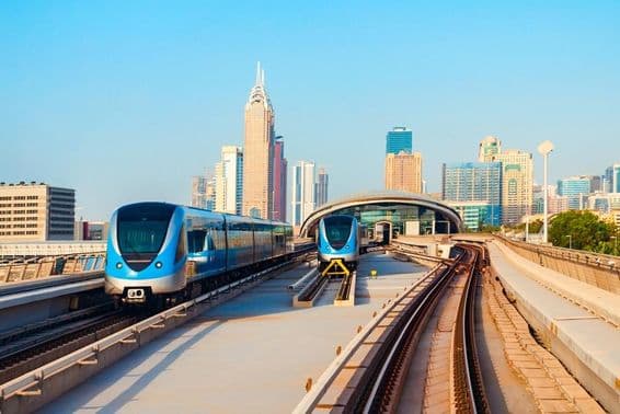 Vlaky dubajského metra a panoráma mesta Dubaj v Spojených arabských emirátoch.