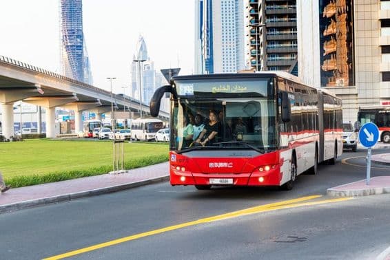 Dubaj autobus a moderný mrakodrap pozdĺž Sheikh Zayed Road.