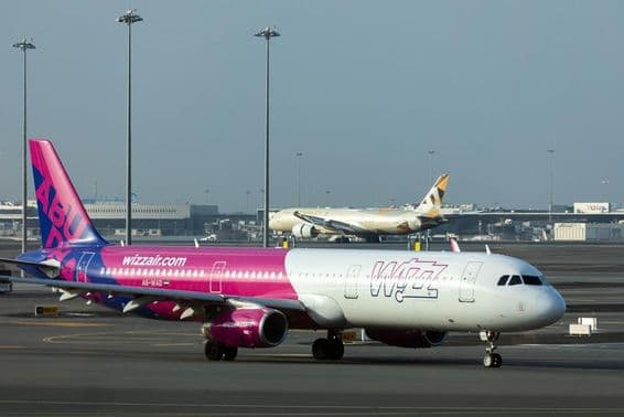 Lietadlá Wizz Air a Etihad na pristávacej dráhe medzinárodného letiska Abú Dhabí.
