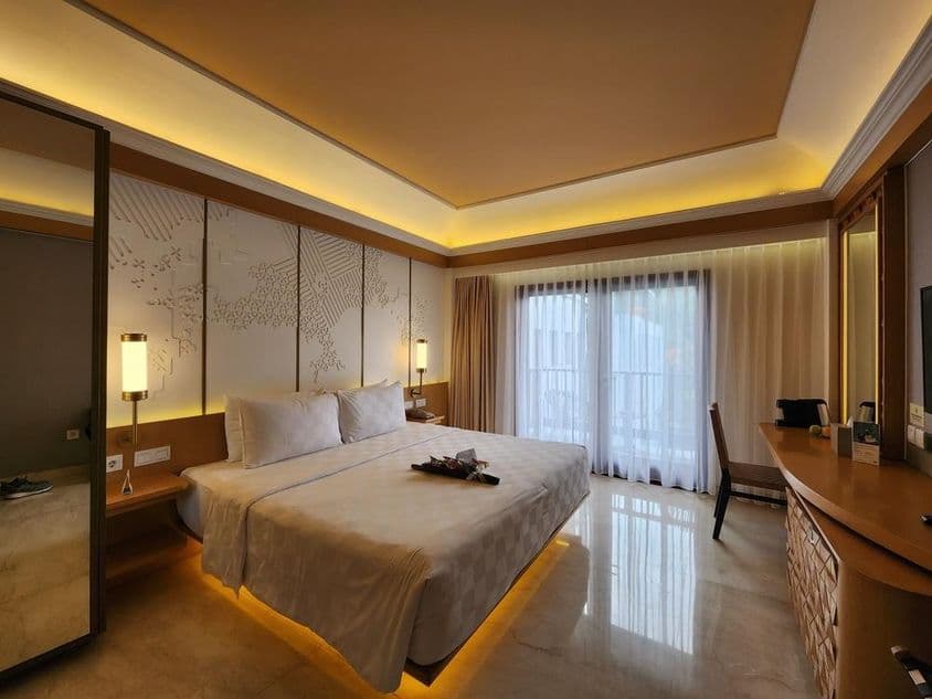 Luxusná hotelová izba, moderný klasický štýl, útulná atmosféra.