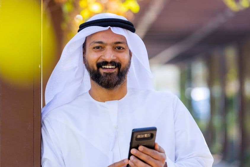 Blízkovýchodný arabský emirát vlogger.