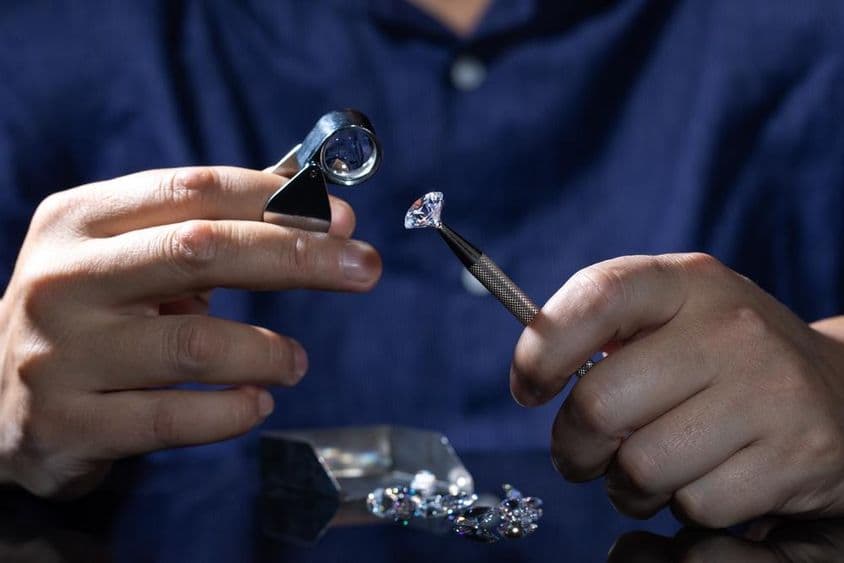 Prírodné diamanty v detailnom zábere.