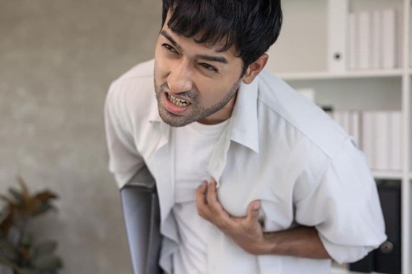 Príznaky na hrudi súvisiace s infarktom srdca.