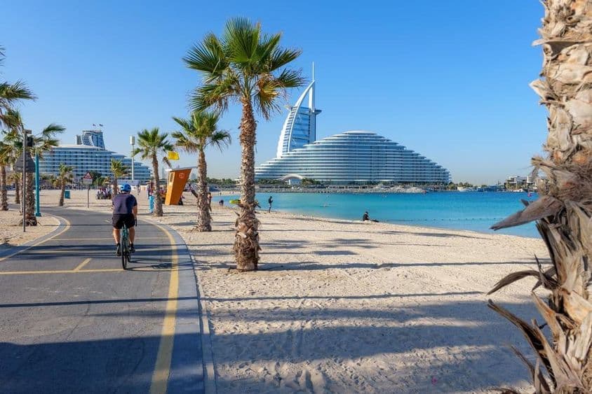 Pohľad na Burj Al Arab pozdĺž palmového chodníka na Kite Beach Dubai.