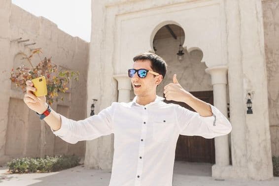 Muž nahrávajúci video blog v starej štvrti Bur Dubaj Creek.