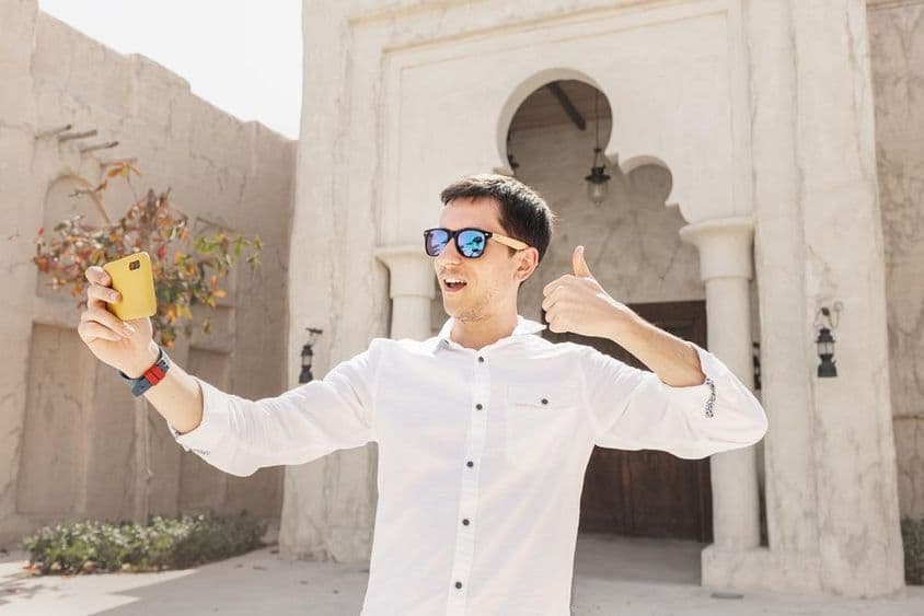 Muž nahrávajúci video blog v starej štvrti Bur Dubaj Creek.