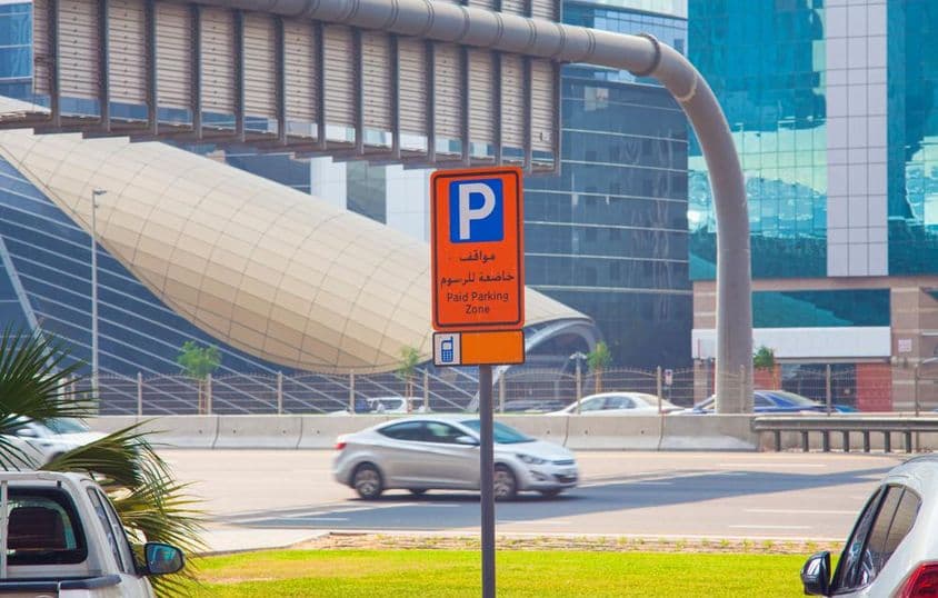 Platené parkovanie tabuľa na ulici v Dubaji.