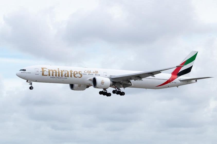 Lietadlo Emirates Boeing 777-31HER prichádzajúce na pristátie na letisku v Miami.