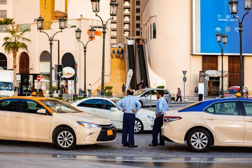 Taxíky na ulici v Dubaji.