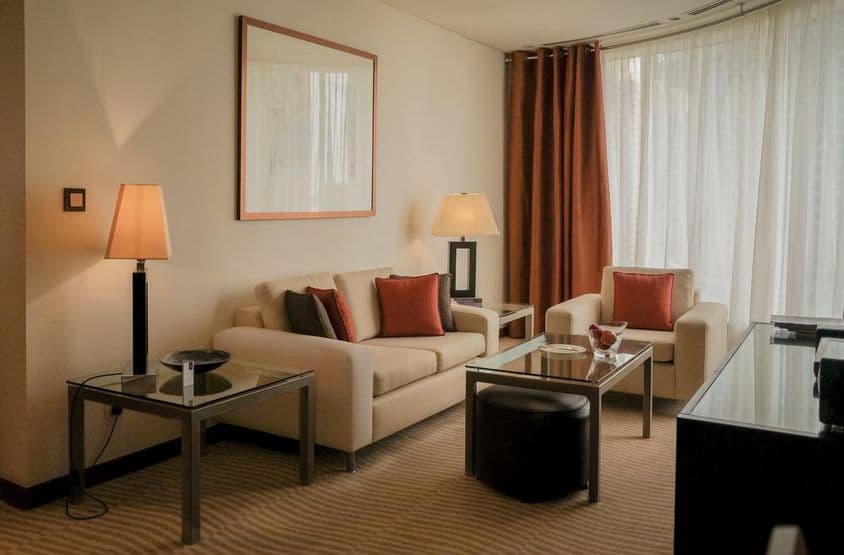 Moderný a jasný interiér dubajského apartmánu.