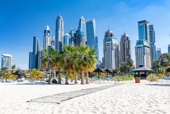 Pláž Jumeirah v Dubaji s prístavnými mrakodrapmi v Spojených arabských emirátoch.