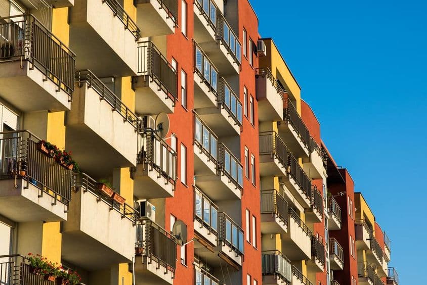 Dubajská rezidenčná budova s farebne pestrou fasádou.