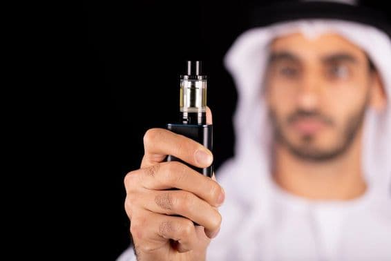 Arab muž s elektronickou cigaretou
