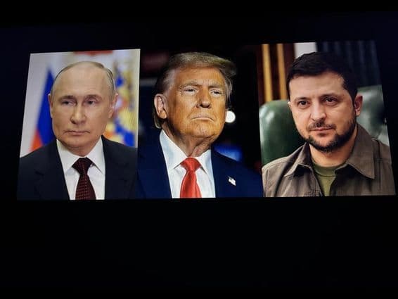 Prezident Donald Trump, Volodymyr Zelensky a Vladimir Putin stoja spolu.