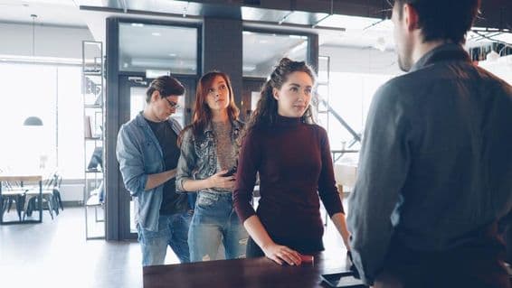 Ľudia stojaci v rade.