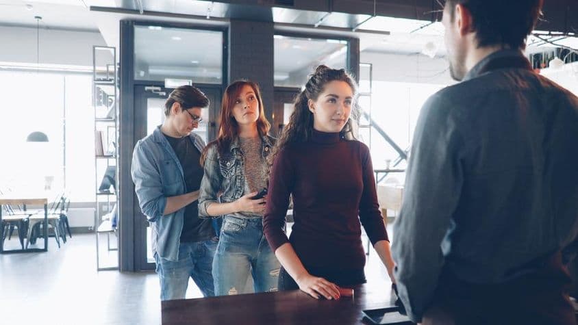 Ľudia stojaci v rade.