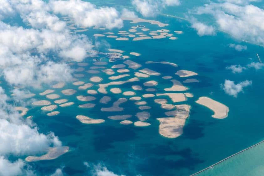 Letecký pohľad na súostrovie The World Islands v Dubaji.