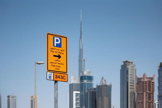 Značka platenej parkovacej zóny v Dubaji.