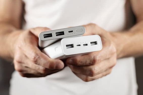 Dve externé batérie držané v ruke.