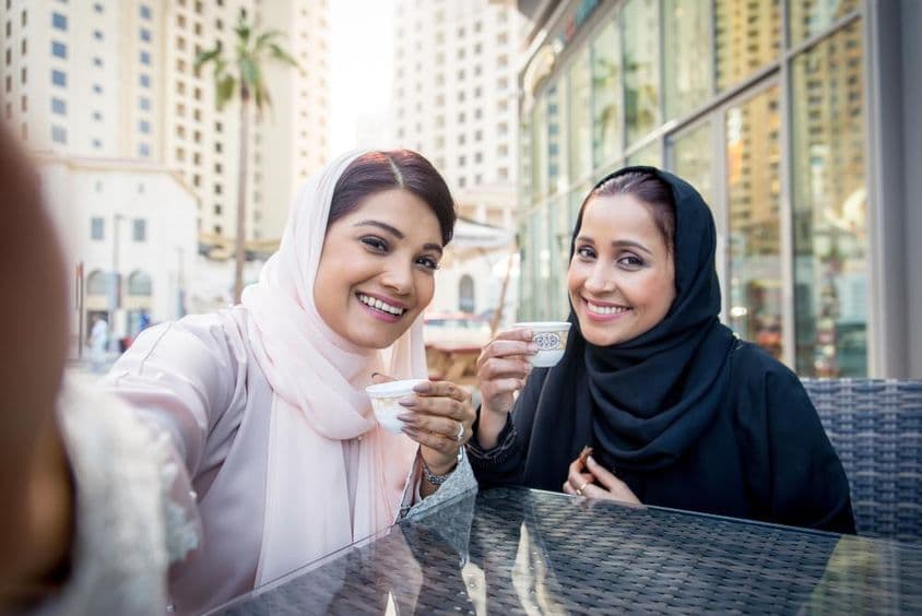 Arabské ženy si vychutnávajú kávu vonku v Dubaji.
