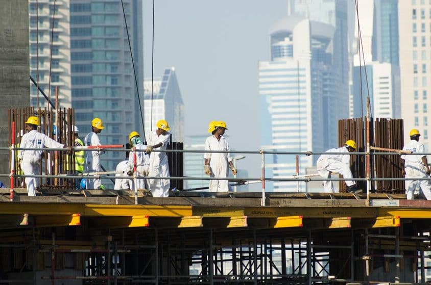 Juhovýchodní ázijskí pracovníci pracujúci na trhu s nehnuteľnosťami v Dubaji.
