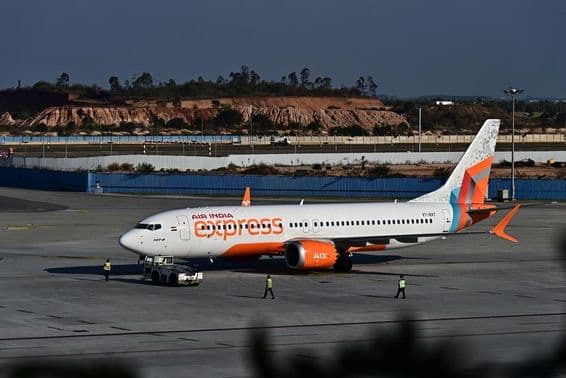 Lietadlo Air India Express zaparkované na dráhe.