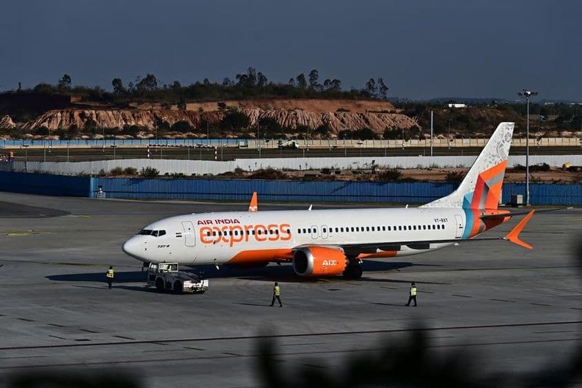 Lietadlo Air India Express zaparkované na dráhe.