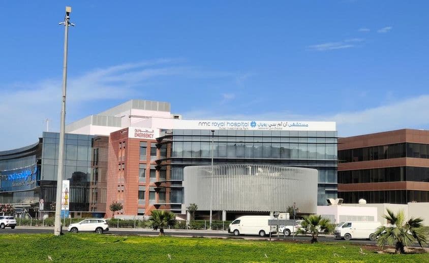 Vonkajšia fasáda NMC Royal Hospital.