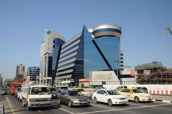 Pohľad na ulicu v modernom mestskom prostredí Dubaja.