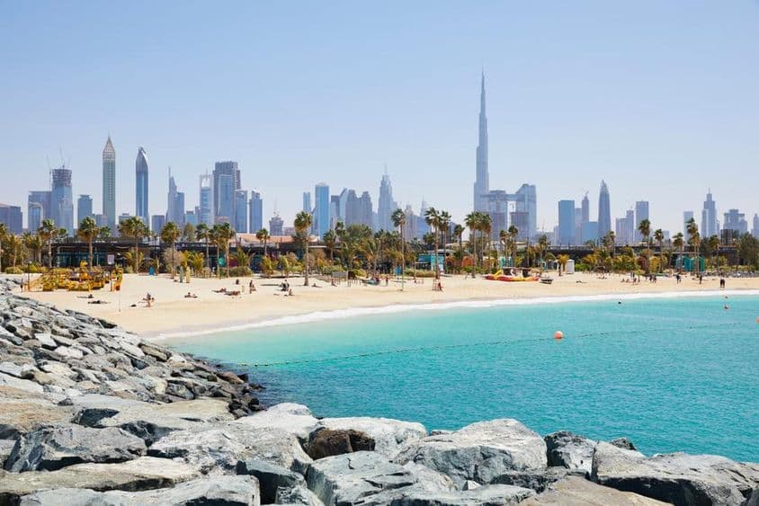 Pláž La Mer s panorámou Dubajského horizontu, Spojené Arabské Emiráty.