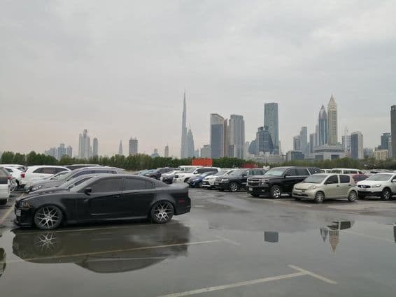 Dôsledky dažďa na parkovisku blízko Svetového obchodného centra Dubai a Burj Khalifa.