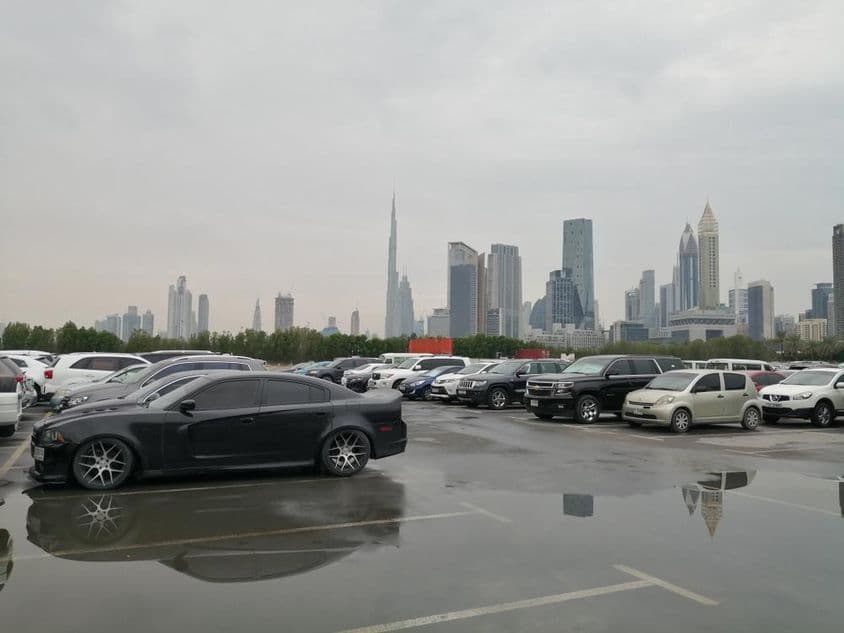 Dôsledky dažďa na parkovisku blízko Svetového obchodného centra Dubai a Burj Khalifa.