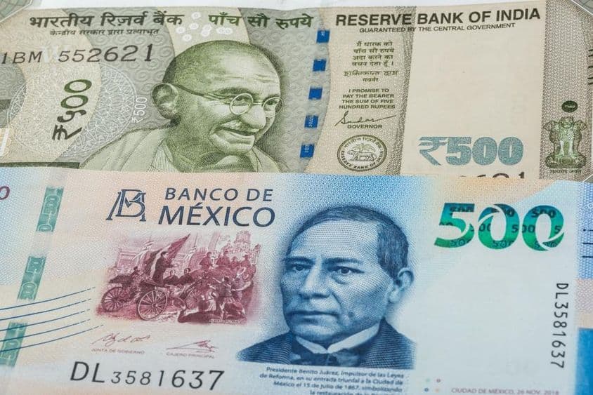 bankovky 500 indických rupií a 500 mexických pesos.