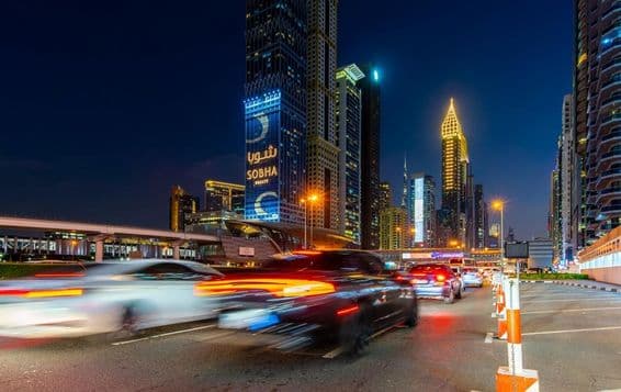 Nočný pohľad, Sheikh Zayed Road, Dubaj.