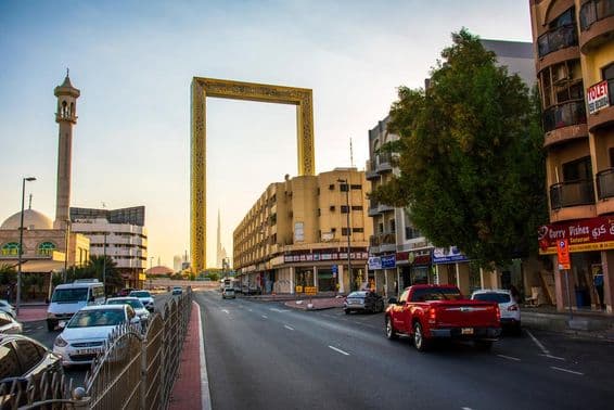 Stará štvrť Al Karama s vysokým Dubai Frame.