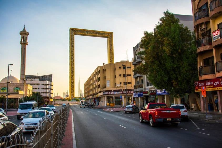 Stará štvrť Al Karama s vysokým Dubai Frame.