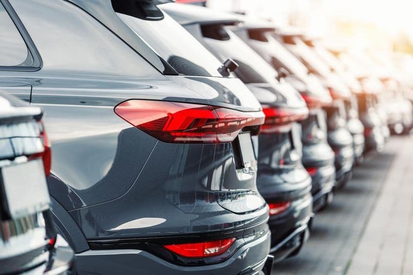 Zadný pohľad na vozový park moderných nových SUV automobilov na parkovisku predajcu.