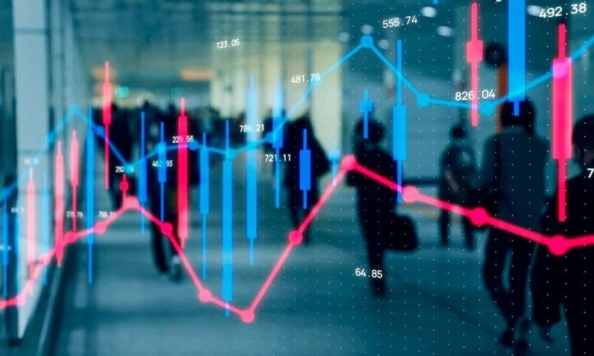 Finančný graf, ľudia kráčajúci.