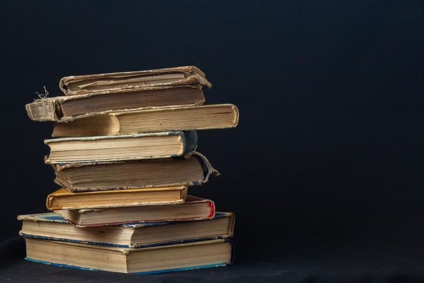Stoh starých kníh v pevnej väzbe.
