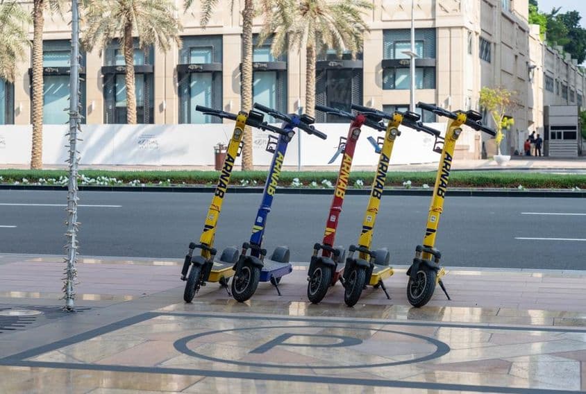 Obrázok oranžových elektrických kolobežiek v Dubaji.