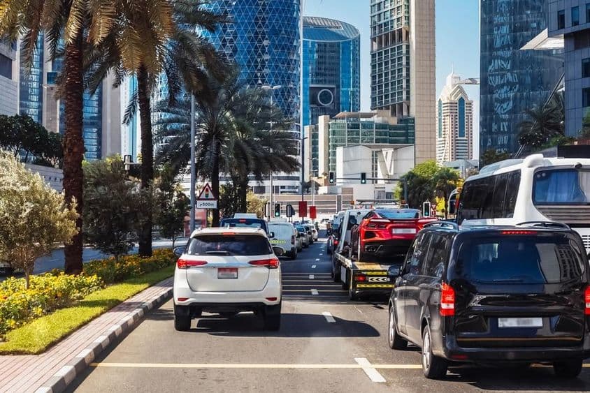 Autá na uliciach mesta Dubaj.