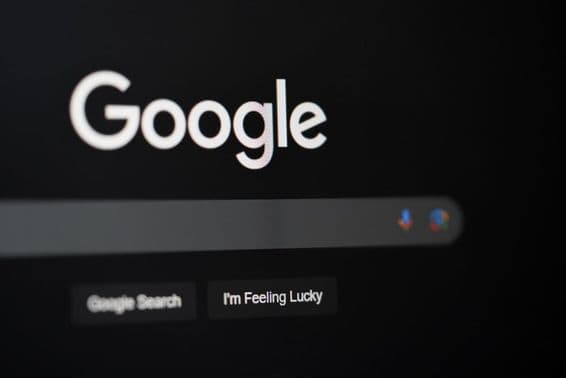 Google vyhľadávanie na obrazovke počítača v Dubaji.