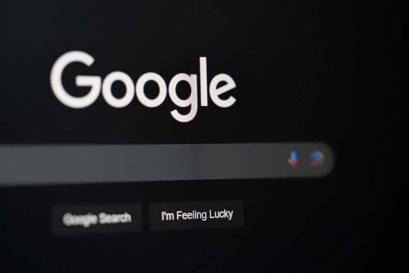 Google vyhľadávanie na obrazovke počítača v Dubaji.