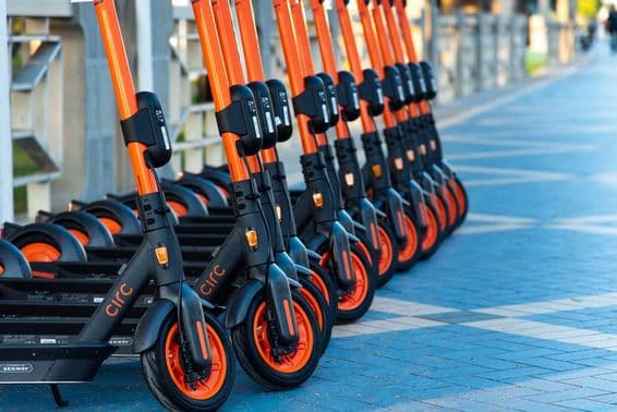 Požičovňa e-skútrov Circ na promenáde v Abú Zabí.