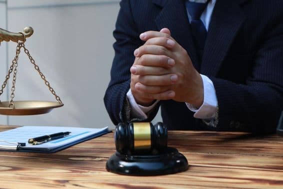 Právnik poskytuje právne poradenstvo.