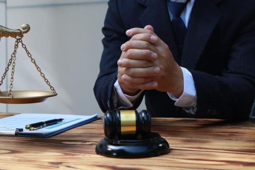 Právnik poskytuje právne poradenstvo.