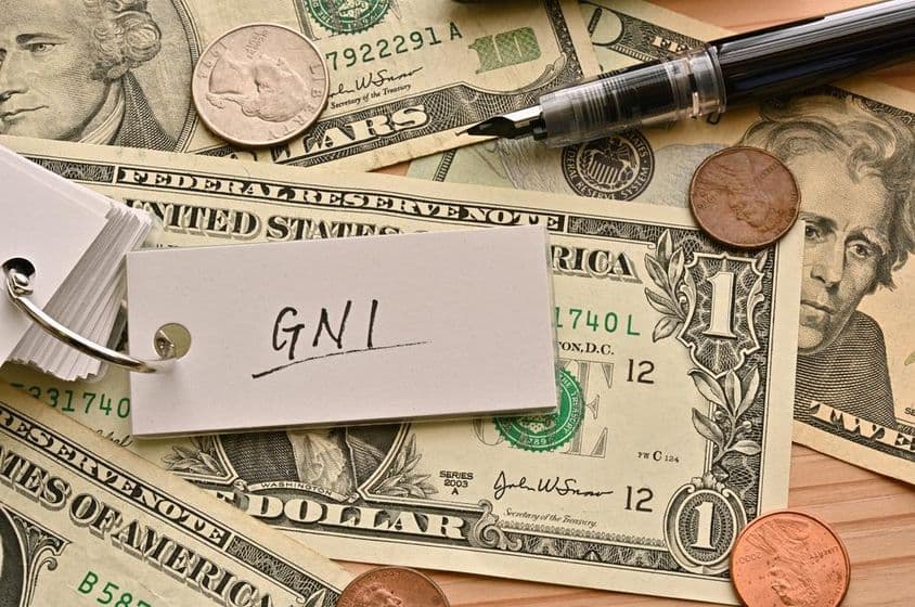 Finančný termín HND napísaný na vrchu dolárových bankoviek na stole.